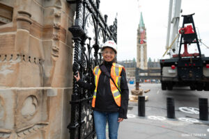 Selon Rebecca Casagrande, conseillère et technologue en conservation à Services publics et Approvisionnement Canada, il faut préserver la porte de la Reine du Parlement en raison de sa « grande importance culturelle, patrimoniale et architecturale ». (Crédit photo : Sénat du Canada)