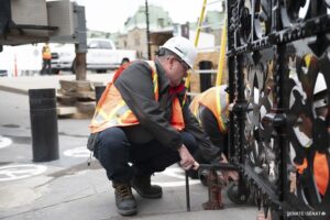 Mark Jones, président de Restauration Dominion, participe à la réinstallation de la porte de la Reine sur la Colline du Parlement en juin 2025 après que son équipe lui eut restauré. (Crédit photo : Sénat du Canada)