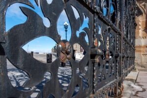 L’exposition aux éléments et aux sels de voirie au fil du temps a entrainé la détérioration que l’on peut voir ici sur la porte de la Reine avant le début des travaux de restauration. (Crédit photo : Services publics et Approvisionnement Canada)